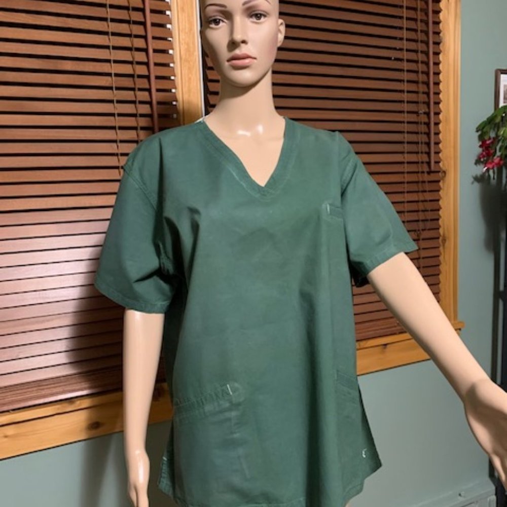 PRE-OWNED IGUANA TOP SCRUB TREE GREEN SIZE X-LARGE